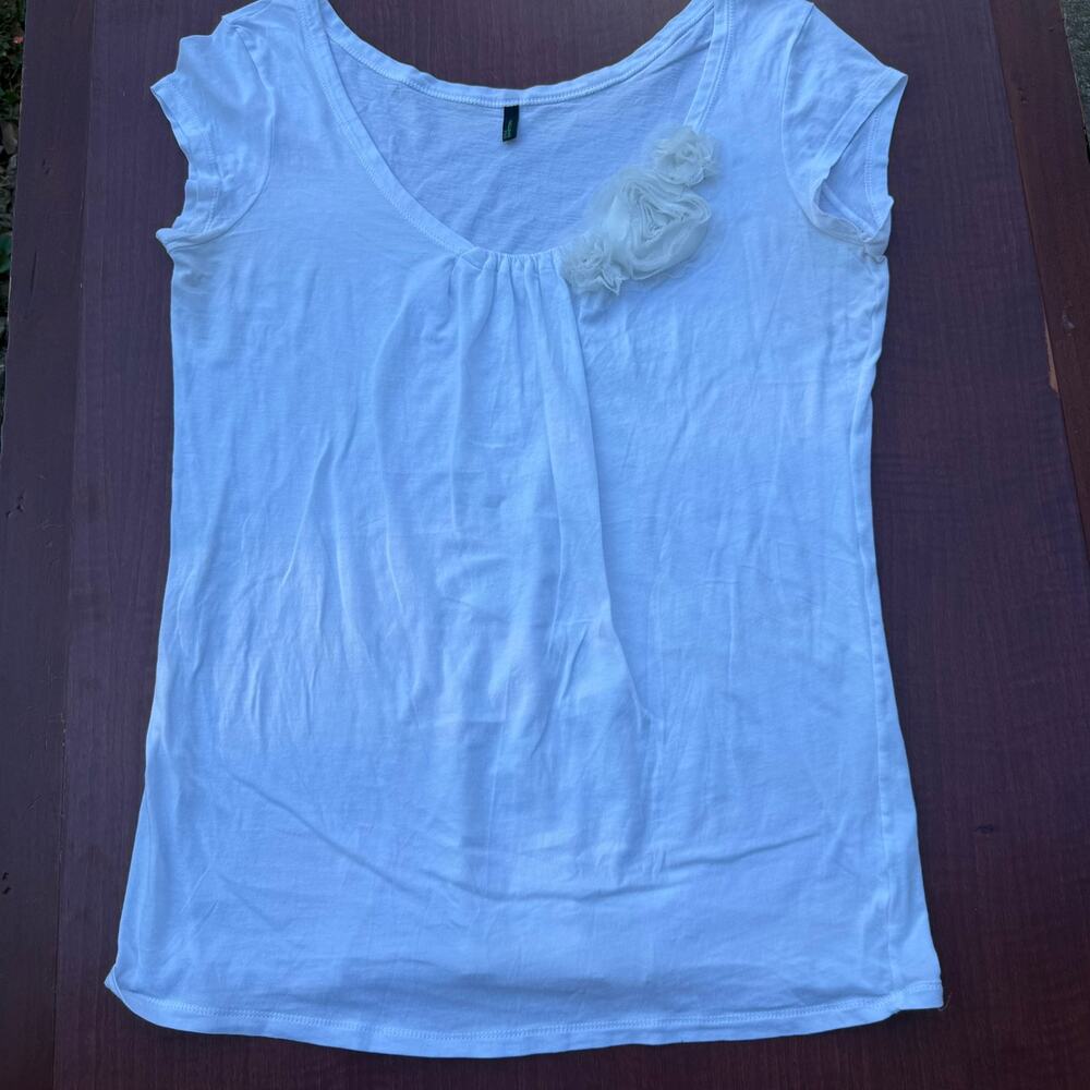 Stile Benetton Rosette Floral Applique Tee Y2K Women Size Small White Tee